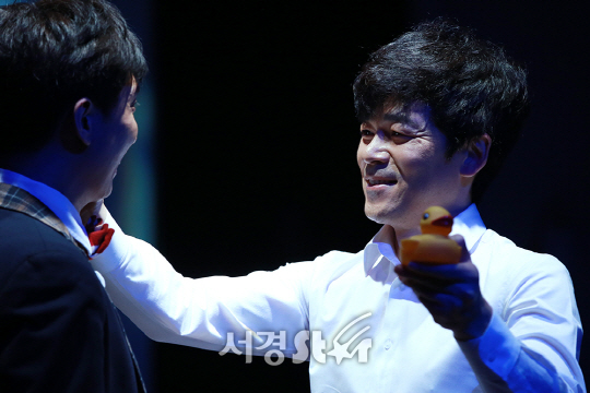 배우 이승준이 4일 오후 서울 중구 충무아트센터 중극장 블랙에서 진행된 연극 ‘킬미나우’ 프레스콜에서 연기를 하고 있다.