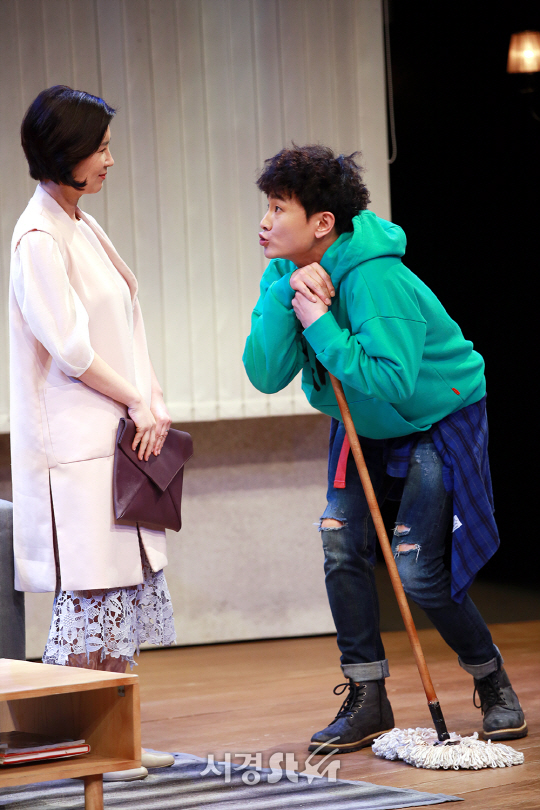 배우 이지현, 오정택이 4일 오후 서울 중구 충무아트센터 중극장 블랙에서 진행된 연극 ‘킬미나우’ 프레스콜에서 연기를 하고 있다.