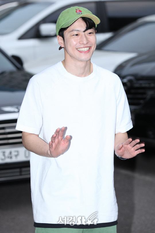 배우 오광석이 4일 여의도 한 음식점에서 열린 MBC수목드라마 ‘자체발광 오피스’ 종방연에 참석해 포토타임을 갖고 있다.