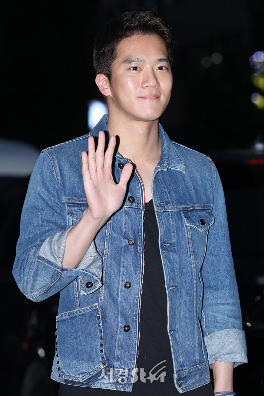 배우 하석진이 4일 여의도 한 음식점에서 열린 MBC수목드라마 ‘자체발광 오피스’ 종방연에 참석해 포토타임을 갖고 있다.