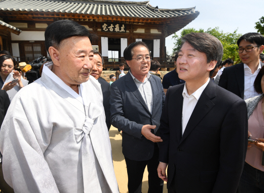 안철수 국민의당 후보가 4일 오전 경북 안동시 하회마을을 방문해 류상봉(왼쪽) 입암종택 17대종손의 설명을 듣고 있다.   /연합뉴스