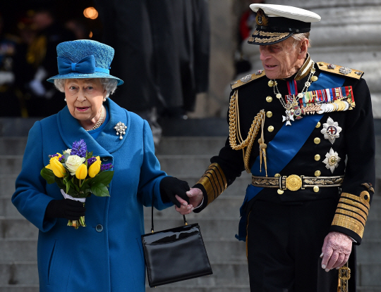 영국 엘리자베스 2세 여왕(왼쪽)과 남편 필립공이 2015년 3월 13일(현지시간) 런던 세인트 폴 성당에서 열린 아프가니스탄 철군 기념 미사에 참석한 뒤 떠나고 있다. /런던=AFP연합뉴스