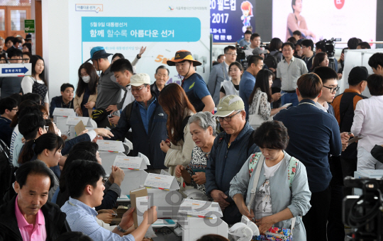 제19대 대통령선거 사전투표가 시작된 4일 오전 서울역에 마련된 남영동 사전투표소가 유권자들로 붐비고 있다. 사전투표는 신분증이 있으면 주소에 상관없이 전국 어느 사전투표소에서 할 수 있다./권욱기자ukkwon@sedaily.com