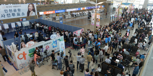 사상 첫 대통령선거 사전투표가 4일부터 이틀간 일정으로 시작된 가운데 인천국제공항 출국장에 마련된 투표소 앞에 첫날부터 유권자들이 장사진을 이루고 있다. 이날 하루에만 전체 유권자 4,247만9,710명 중 11.7%인 497만여명이 투표를 했다. 5일 참여할 유권자들까지 감안하면 이틀간 투표율은 20% 안팎에 달할 것으로 전망된다. 지난해 총선 사전투표율은 12.2%였다. 5일에도 오전6시부터 오후6시까지 전국 읍·면·동의 투표소에 신분증만 지참해 가면 주소지가 아니어도 누구나 사전 신청 없이 투표할 수 있다. /영종