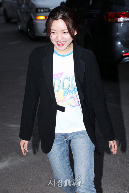 배우 고아성이 4일 여의도 한 음식점에서 열린 MBC수목드라마 ‘자체발광 오피스’ 종방연에 참석해 포토타임을 갖고 있다.
