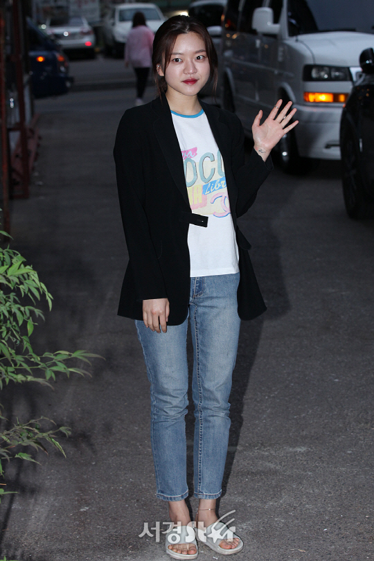 배우 고아성이  4일 여의도 한 음식점에서 열린 MBC수목드라마 ‘자체발광 오피스’ 종방연에 참석해 포토타임을 갖고 있다.