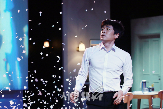 배우 이승준이 4일 오후 서울 중구 충무아트센터 중극장 블랙에서 진행된 연극 ‘킬미나우’ 프레스콜에서 연기를 하고 있다.
