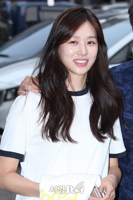 배우 장신영이 4일 여의도 한 음식점에서 열린 MBC수목드라마 ‘자체발광 오피스’ 종방연에 참석해 포토타임을 갖고 있다.