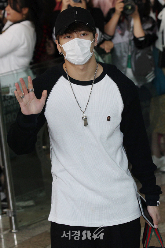갓세븐(GOT7) 멤버 잭슨이 4일 김포국제공항을 통해 일본 쇼케이스 참석 차 일본 오사카로 출국하고 있다.