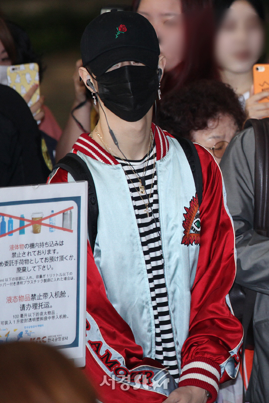 갓세븐(GOT7) 멤버 마크가 4일 김포국제공항을 통해 일본 쇼케이스 참석 차 일본 오사카로 출국하고 있다.