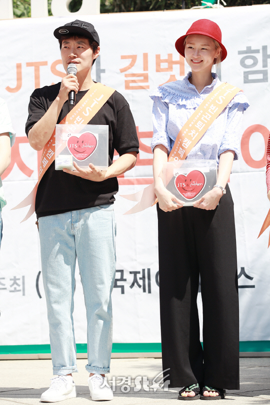 배우 이희준, 모델 이혜정이 5일 오후 서울 중구 KEB 하나은행 앞 특별무대에서 열린 ‘JTS 거리모금’ 행사에 참석하고 있다.
