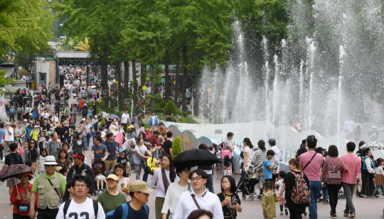 어린이날인 5일 서울 광진구의 어린이대공원이 아이들과 함께 나들이를 나온 가족들로 붐비고 있다. 서울대공원은 이날 13세 이하 어린이 무료 입장과 마술 공연 등 다양한 행사를 진행했다. /권욱기자