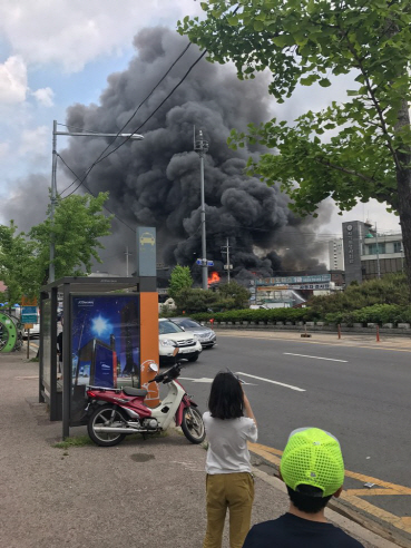 5일 오후 12시15분께 서울 동대문구 제기동의 한 자동차정비업소에서 불이 나 검은 연기가 치솟고 있다. /사진제공=독자