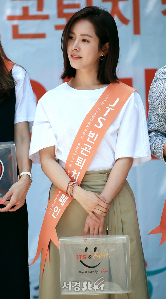 배우 한지민이 5일 오후 서울 중구 KEB 하나은행 앞 특별무대에서 열린 ‘JTS 거리모금’ 행사에 참석하고 있다.