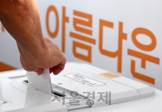 제19대 대통령선거 사전투표가 시작된 4일 오전 서울역에 마련된 남영동 사전투표소에서 유권자들이 소중한 한 표를 행사하고 있다./권욱기자ukkwon@sedaily.com
