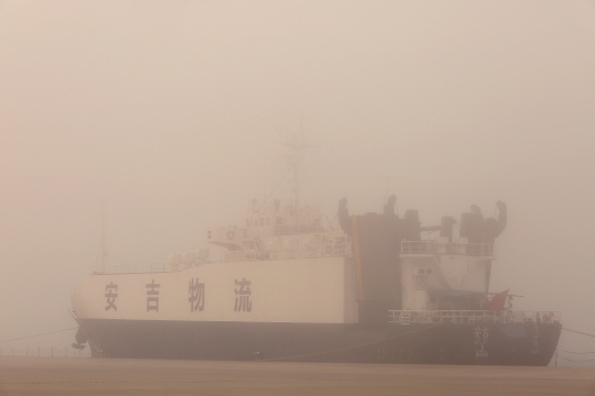 An automobile cargo ship remains moored to a wharf under heavy smog and zero visibility in the Port of Dalian, in the port city of Dalian in Liaoning Province  on May 4, 2017.  A major dust storm is choking a large portion of northern China, in yet another air quality crisis to affect the country.      Photo by Stephen Shaver/UPI      <저작권자(c) 연합뉴스, 무단 전재-재배포 금지>