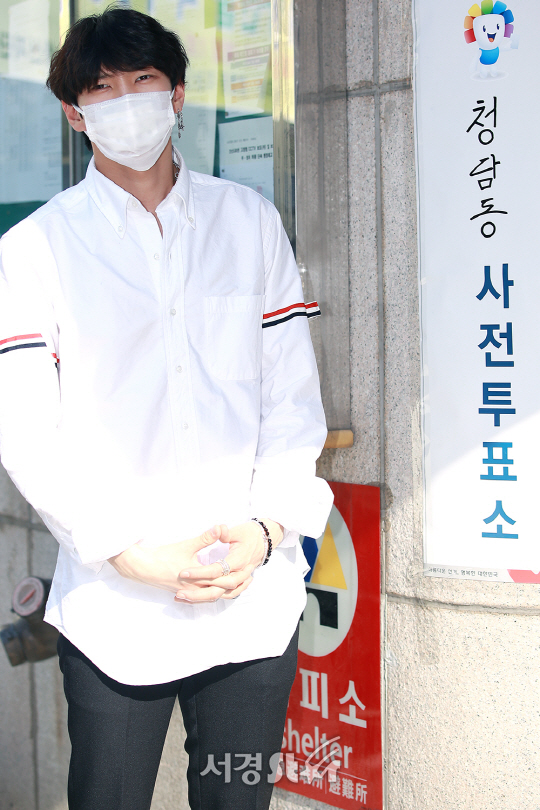 빅스 레오가 5일 오후 서울 강남구 청담동 주민센터 앞에서 제19대 대통령선거 사전투표 전 포즈를 취하고 있다.
