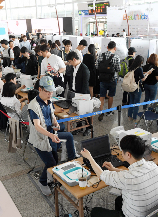 5일 서울역 대합실에 마련된 남영동 사전투표소에서 여행객을 비롯한 시민들이 줄지어 투표에 참여하고 있다. /권욱기자