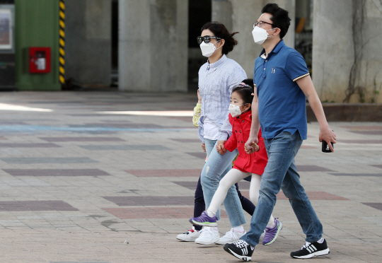 중국에서 스모그와 황사가 날아든 영향으로 최악의 대기 상태를 보이고 있는 6일 오후 서울 뚝섬한강공원에서 한 가족이 마스크를 쓰고 나들이를 하고 있다. /연합뉴스