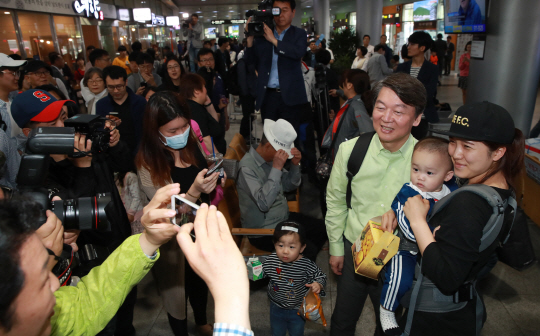 안철수 국민의당 대선후보가 6일 오전 광주 서구 광천터미널 유스퀘어에서 한 시민 가족과 사진을 찍고 있다. /연합뉴스