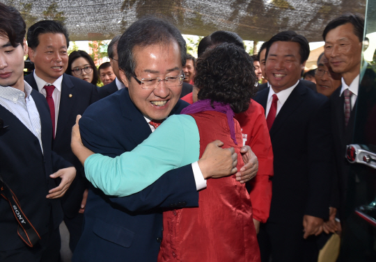 자유한국당 홍준표 대선후보가 어버이날을 앞둔 7일 오전 경남 거제 장동경로당을 방문해 어르신들께 인사하고 있다./사진=연합뉴스