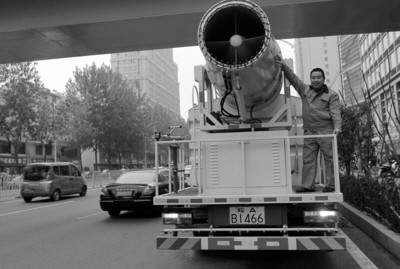 중국에서 운용되는 물안개 대포 모습/연합뉴스