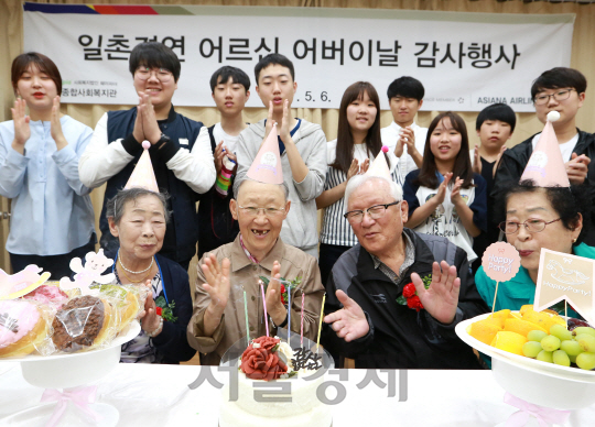 아시아나항공 임직원과 가족들과 결연 독거 노인들이 6일 서울 강서구 등촌4종합사회복지관에서 어버이날 행사를 진행하고 있다./사진제공=아시아나항공