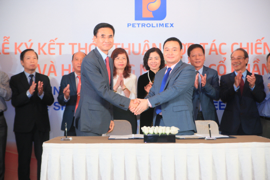 안민수(왼쪽) 삼성화재 사장이 지난 5일 베트남 하노이 PJICO 본사에서 지분인수 계약을 체결한 후 다오남하이 PJICO 최고경영책임자(CEO)와 악수하고 있다./사진제공=삼성화재