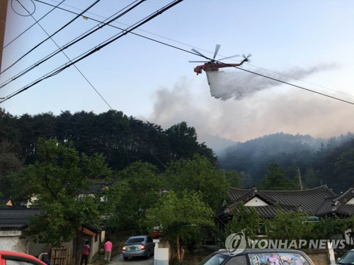 지난 6일 오후 강릉시 성산면에서 대형 산불이 발생했다. /연합뉴스