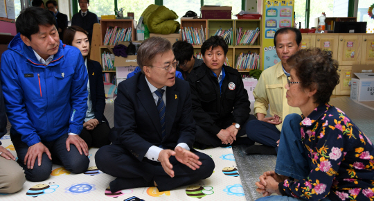 더불어민주당 문재인 대선후보가 7일 오전 강원 강릉시 성산초등학교에 긴급 대피해 있는 강릉 산불 이재민들을 만나 위로하고 있다./연합뉴스