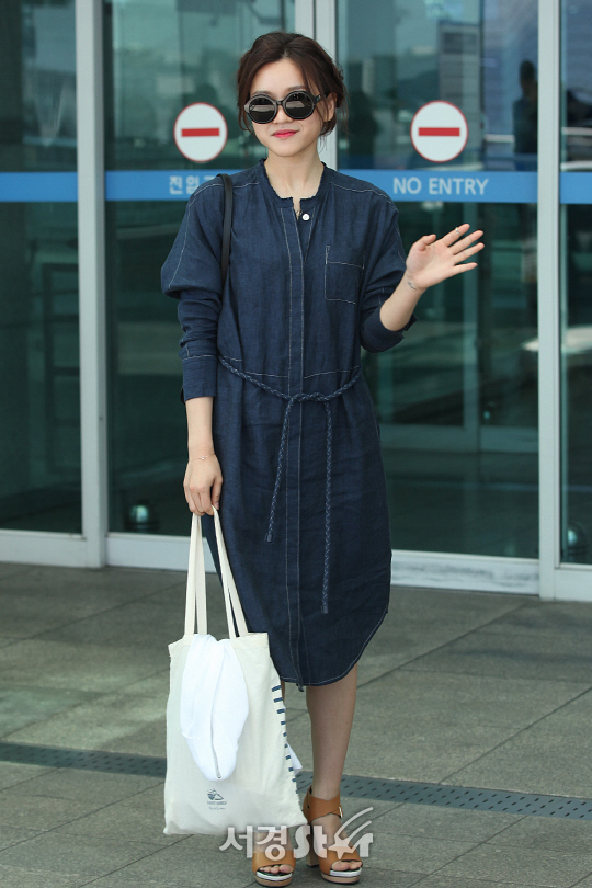 배우 고아성이 7일 오후 인천국제공항을 통해 패션 매거진 화보 촬영 차 인도네시아 덴파사르로 출국하고 있다.