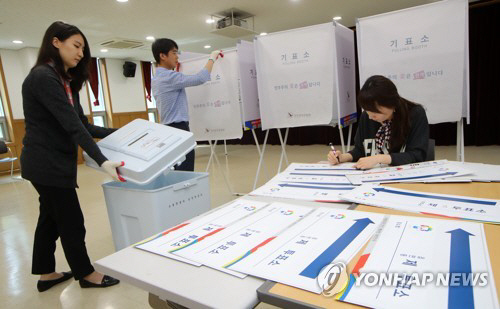 8일 오전 서울 마포구 마포창업복지관에서 마포구청 직원들이 투표소 설치 작업을 진행 중이다./연합뉴스