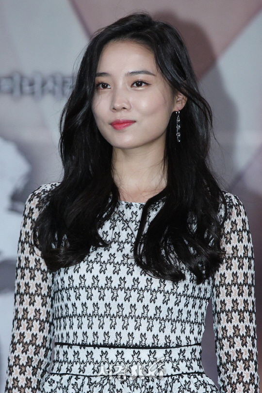 배우 윤소희가 8일 오후 상암 MBC에서 열린 새 수목드라마 ‘군주-가면의 주인’ 제작발표회에 참석해 포토타임을 갖고 있다.