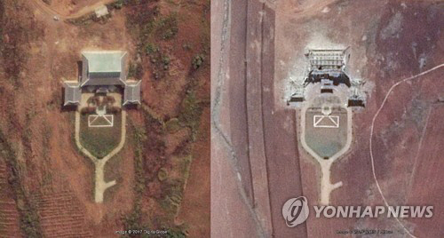 평양시 외곽에 설치된 청와대 모형. 지난해 10월 13일(왼쪽)과 올해 4월 23일(오른쪽) 모습 출처=구글/연합뉴스