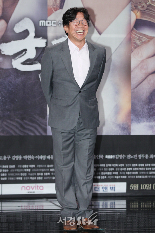 배우 박철민이 8일 오후 상암 MBC에서 열린 새 수목드라마 ‘군주-가면의 주인’ 제작발표회에 참석해 포토타임을 갖고 있다.