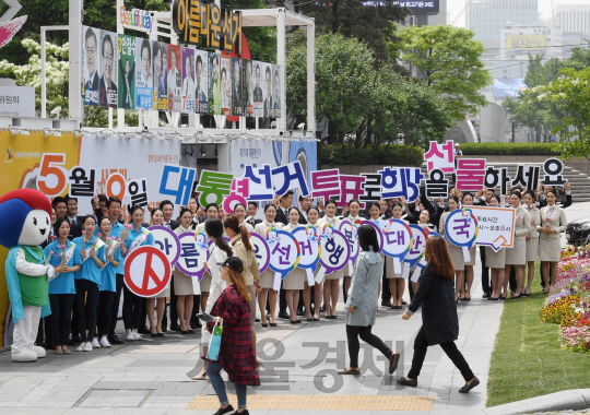 제19대 대통령선거일을 하루 앞둔 8일 서울 중구 청계광장 아름다운선거 조형물 앞에서 예비승무원들인 아세아항공직업전문학교 재학생들이 승무원 복장을 한 채 대선 홍보 슬로건 등 구호를 제창하며 투표를 독려하고 있다./권욱기자ukkwon@sedaily.com