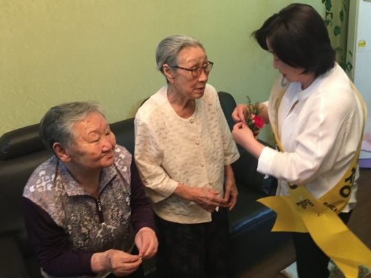 심상정 정의당 대선후보(오른쪽)가 8일 어버이날을 맞아 서울 마포 평화의우리집을 찾아 김복동 할머니(가운데), 길원옥 할머니(왼쪽)께 카네이션을 달아드리고 있다. /우영탁 기자