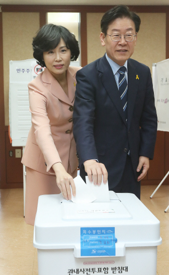 지난 4일 오전 경기도 성남시 분당구 수내1동주민센터에 마련된 투표소에서 이재명 성남시장 부부가 투표를 하고 있다./연합뉴스