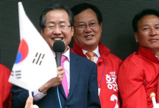 홍준표 자유한국당 대선후보가 제19대 대통령 선거를 하루 앞둔 8일 오후 대전 중구 으능정이 거리에서 지지를 호소하고 있다./연합뉴스