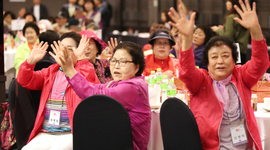 가족과 떨어져 혼자 사는 어르신들이 8일 서울 세종문화회관에서 열린 ‘정부와 기업·단체가 함께하는 2017년 어버이날 효사랑 큰잔치’에 참석해 레크리에이션을 즐기고 있다.      /연합뉴스