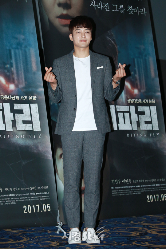 배우 김진우가 8일 오후 서울 광진구 롯데시네마 건대입구점에서 열린 영화 ‘쇠파리’ 언론시사회에 참석해 포즈를 취하고 있다.