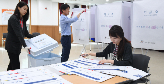 제19대 대선 투표일을 하루 앞둔 8일 오전 서울 마포구 마포창업복지관에 마련된 상암동 제3투표소에서 마포구청 직원들이 기표소 설치 작업을 하고 있다./송은석기자