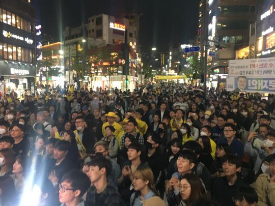 심상정 정의당 대선후보는 8일 서울 신촌에서 ‘심상정X촛불시민 12시간 필리버스킹’ 유세를 진행했다. 시민들이 심 후보의 연설을 바라보고 있다. /우영탁기자