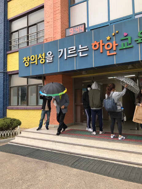 제19대 대통령 선거일인 9일 비가 오는 와중에도 경기도 광명시 하안초등학교에 마련된 투표소에서 시민들이 투표를 하기 위해 들어서고 있다./이두형기자