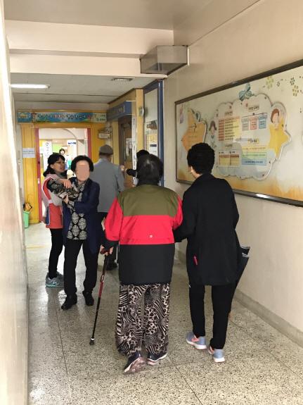 제19대 대통령 선거일인 9일 경기도 광명시 하안초등학교에 마련된 투표소에서 한 할머니가 부축을 받으며 들어서고 있다./이두형기자