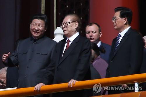 시진핑 중국 국가주석(왼쪽)이 장쩌민(江澤民), 후진타오(胡錦濤) 전 국가주석과 함께 3일 오전 베이징 톈안먼 성루 위에서 중국의 항일전쟁 승리 70주년 열병식을 보고 있다.