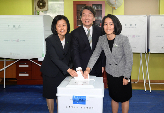 국민의당 안철수 대선 후보와 부인 김미경(왼쪽)씨, 딸 설희씨가 19대 대선 투표일인 9일 오전 서울 노원구 상계1동 제7투표소인 극동늘푸른아파트 경로당에서 투표한 뒤 포즈를 취하고 있다. /연합뉴스