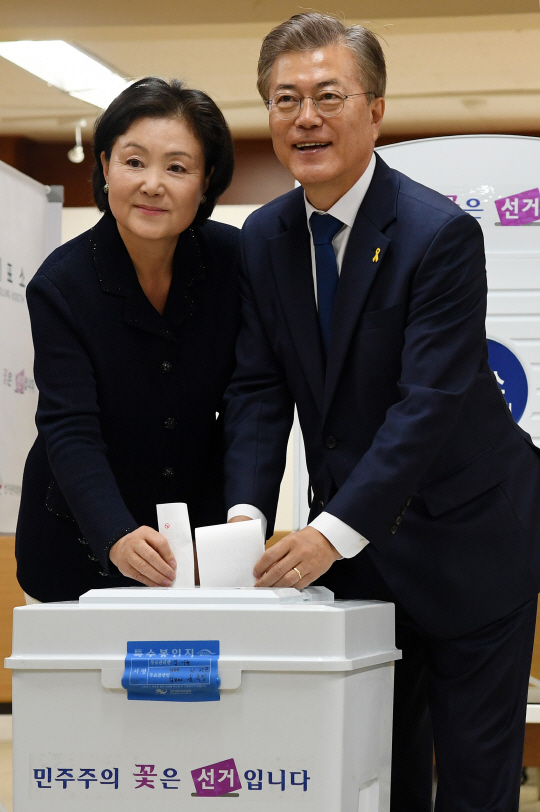 제19대 대통령 선거일인 9일 오전 서울 홍은중학교에 마련된 홍은 제2동 제3투표소에서 더불어민주당 문재인 후보 부부가 투표를 하고 있다./송은석기자