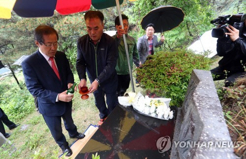 9일 경남 창녕군 남지읍에 있는 부친 묘소를 찾은 홍준표 후보 /연합뉴스