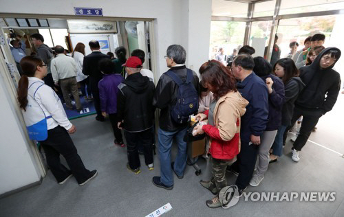 제19대 대통령선거 투표일인 9일 오후 인천시 남구 대우아파트 노인정에 마련된 투표소에 유권자들의 발길이 이어지고 있다./연합뉴스